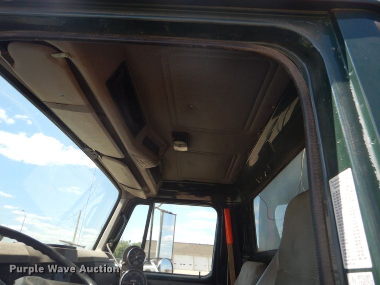 image for item FT9010 2001 International 4900  oil distributor truck