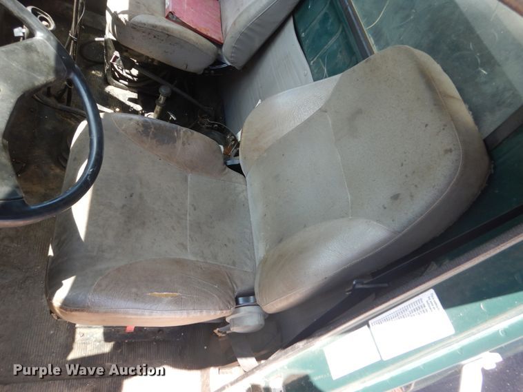 image for item FT9010 2001 International 4900  oil distributor truck