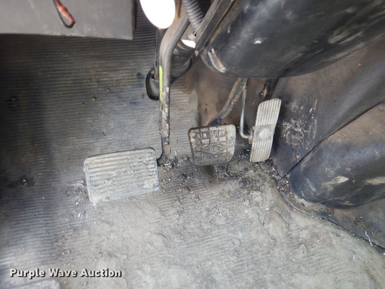 image for item FT9010 2001 International 4900  oil distributor truck