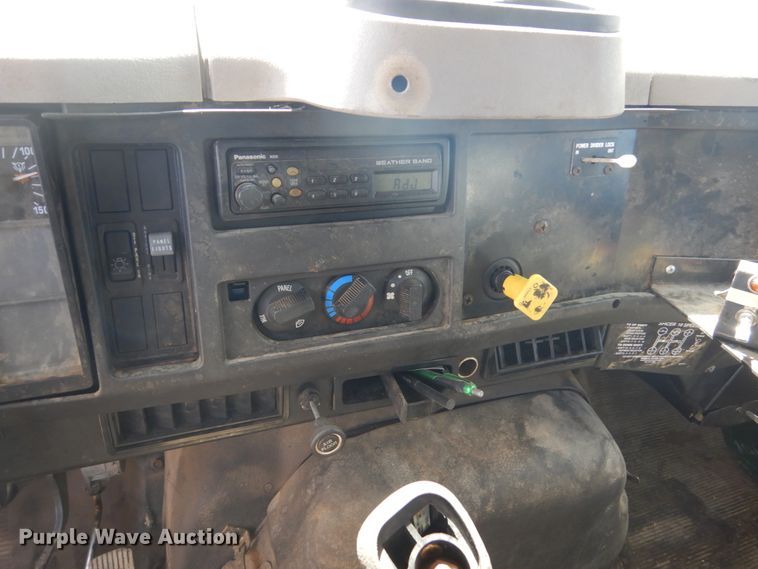 image for item FT9010 2001 International 4900  oil distributor truck