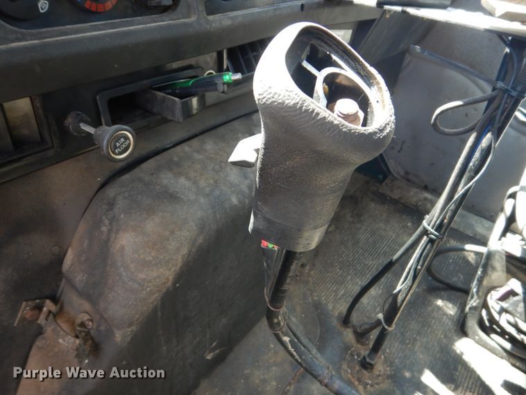 image for item FT9010 2001 International 4900  oil distributor truck