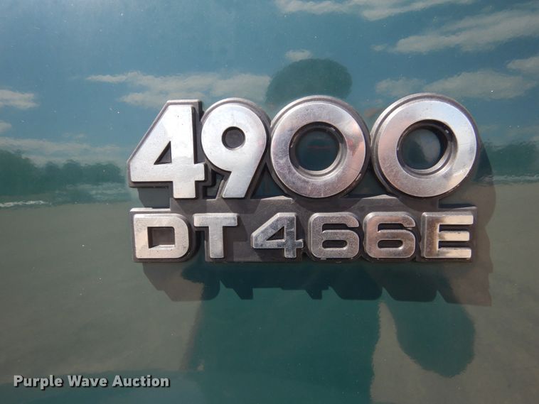 image for item FT9010 2001 International 4900  oil distributor truck