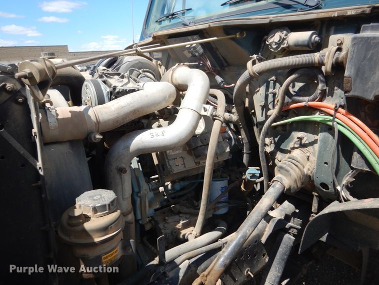 image for item FT9010 2001 International 4900  oil distributor truck