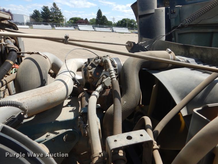 image for item FT9010 2001 International 4900  oil distributor truck