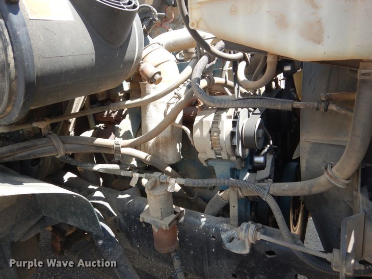 image for item FT9010 2001 International 4900  oil distributor truck