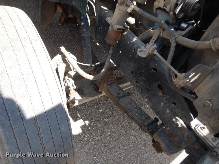 image for item FT9010 2001 International 4900  oil distributor truck