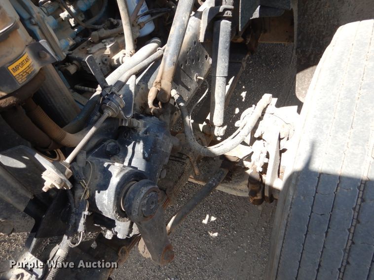 image for item FT9010 2001 International 4900  oil distributor truck