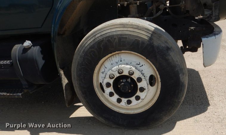 image for item FT9010 2001 International 4900  oil distributor truck