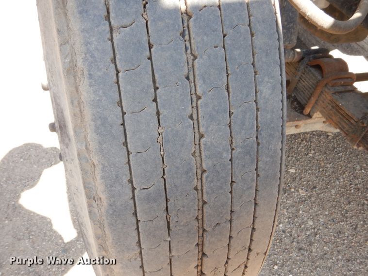 image for item FT9010 2001 International 4900  oil distributor truck