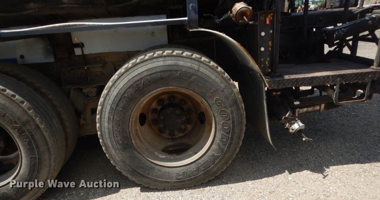 image for item FT9010 2001 International 4900  oil distributor truck