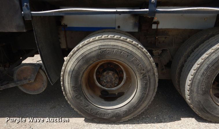 image for item FT9010 2001 International 4900  oil distributor truck