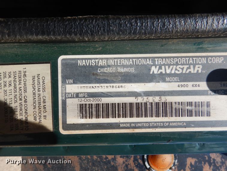 image for item FT9010 2001 International 4900  oil distributor truck