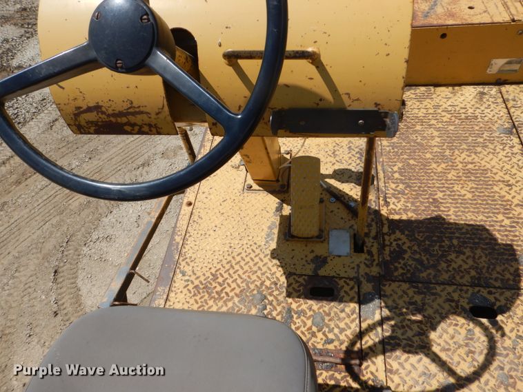 image for item FT9011 1991 Caterpillar AP-800B  paver