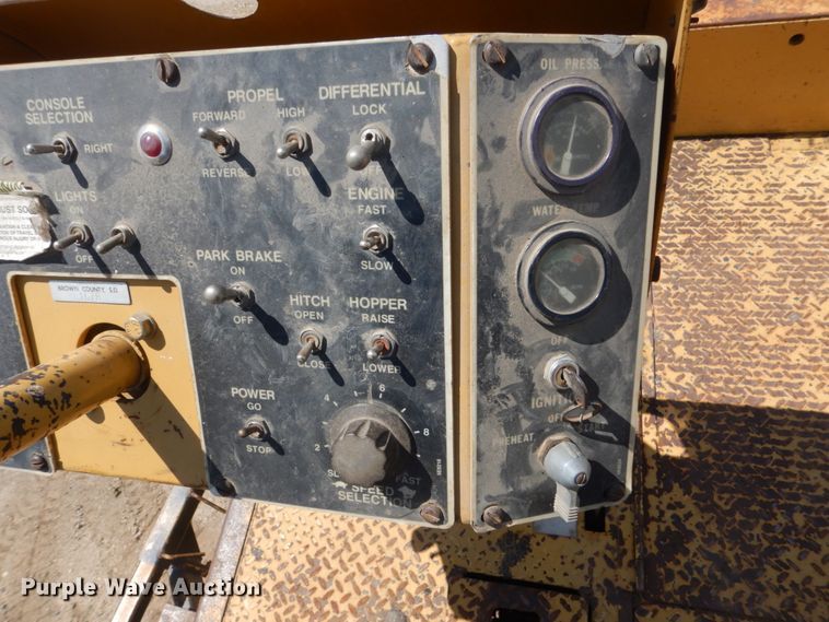 image for item FT9011 1991 Caterpillar AP-800B  paver