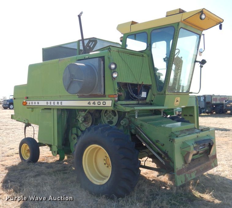 image for item GE9283 John Deere 4400 combine