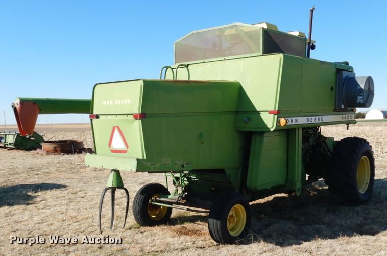 image for item GE9283 John Deere 4400 combine