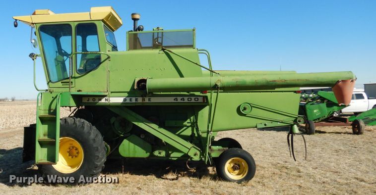 image for item GE9283 John Deere 4400 combine