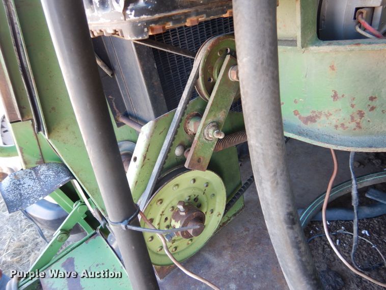 image for item GE9283 John Deere 4400 combine