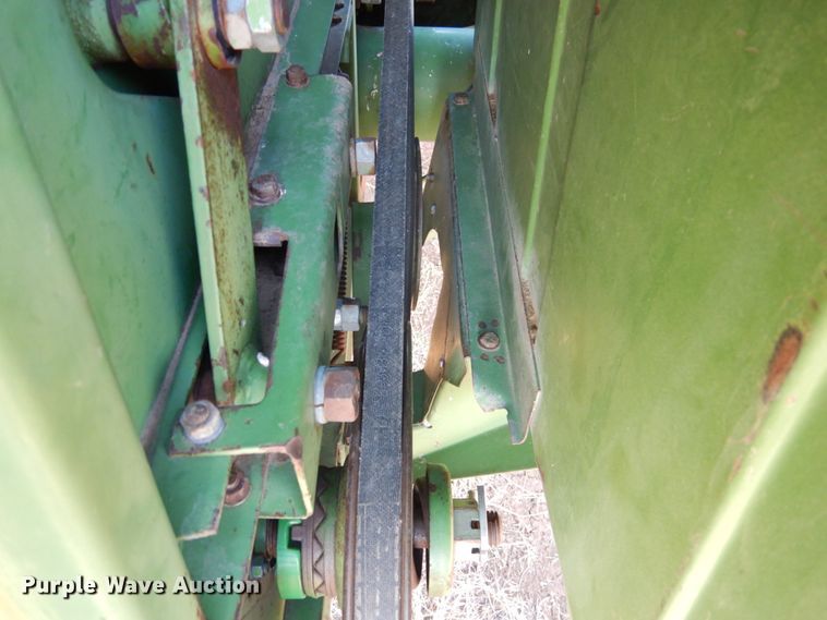 image for item GE9283 John Deere 4400 combine