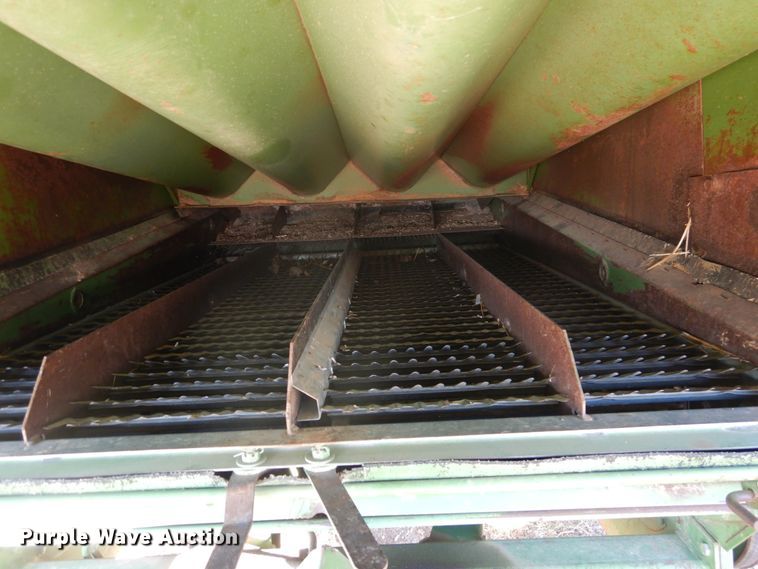 image for item GE9283 John Deere 4400 combine