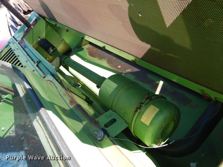 image for item GE9283 John Deere 4400 combine