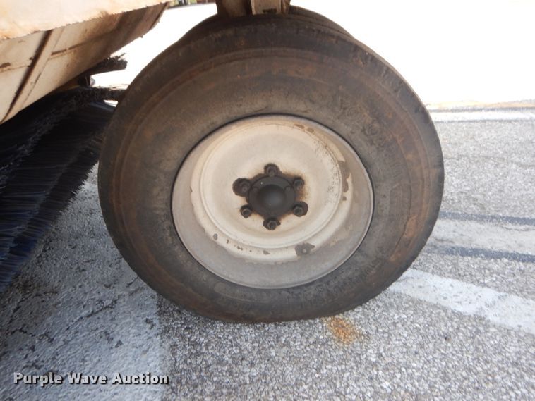 image for item GR9822 2002 Elgin Pelican P  street sweeper