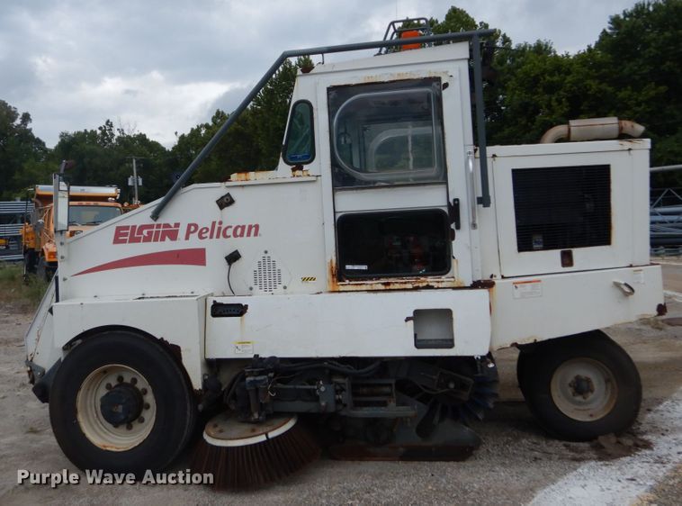 image for item GV9212 2006 Elgin Pelican P  street sweeper