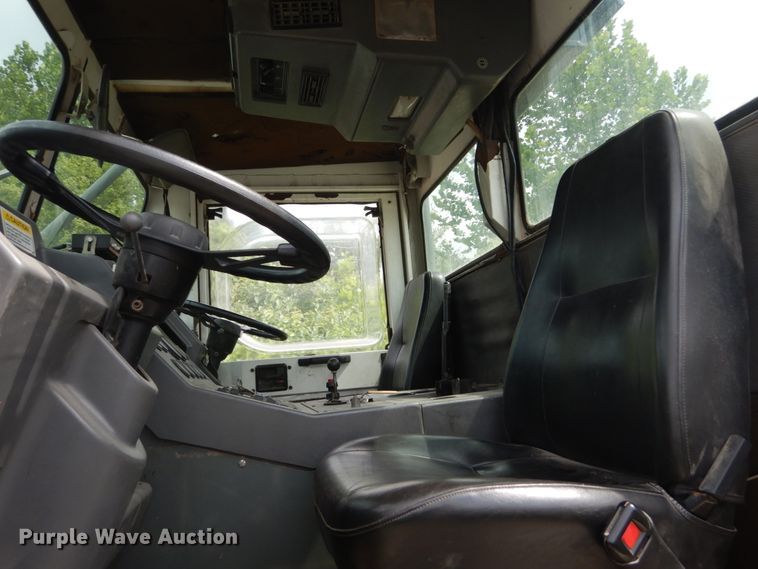 image for item GV9212 2006 Elgin Pelican P  street sweeper