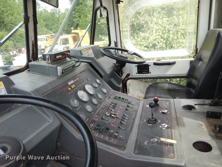 image for item GV9212 2006 Elgin Pelican P  street sweeper