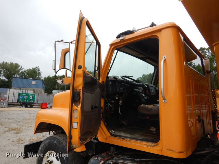 image for item GV9215 2002 International 2554  dump truck