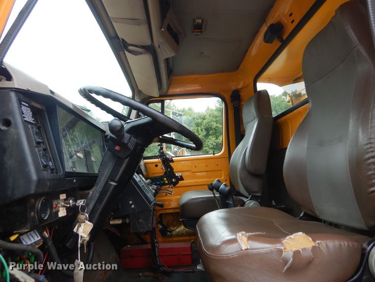 image for item GV9215 2002 International 2554  dump truck