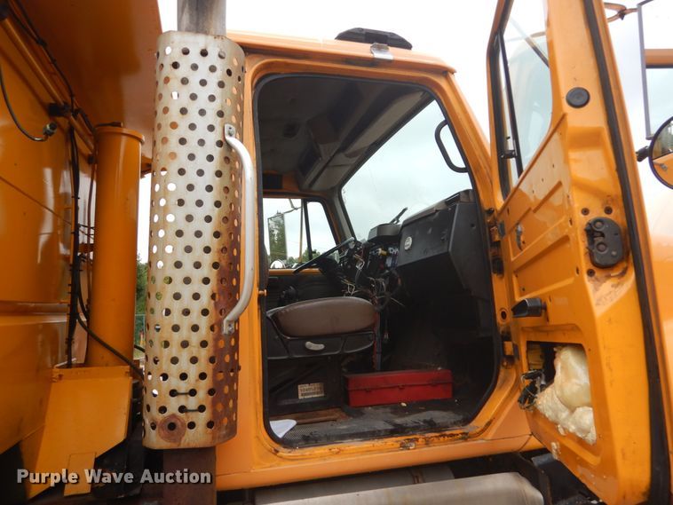 image for item GV9215 2002 International 2554  dump truck