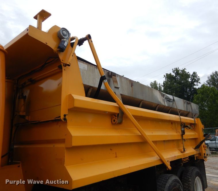 image for item GV9215 2002 International 2554  dump truck