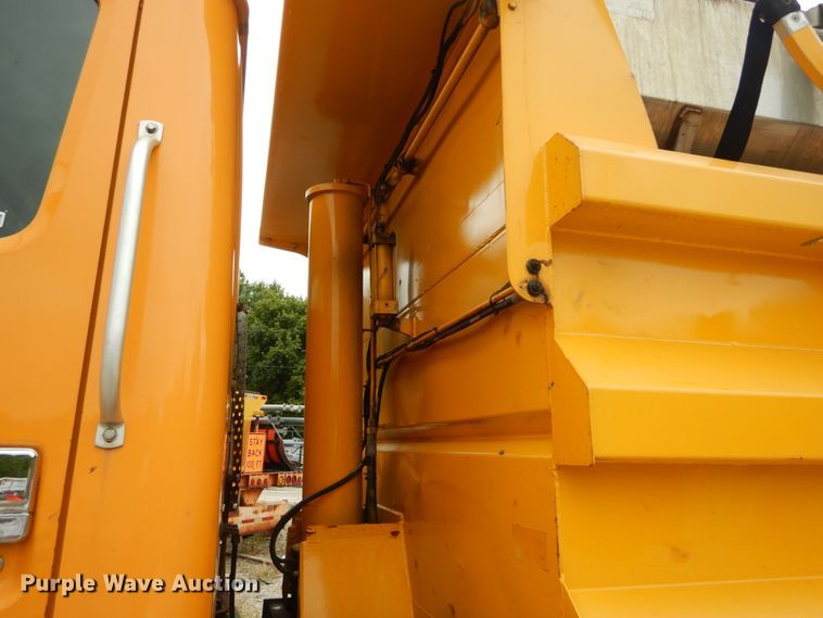 image for item GV9215 2002 International 2554  dump truck