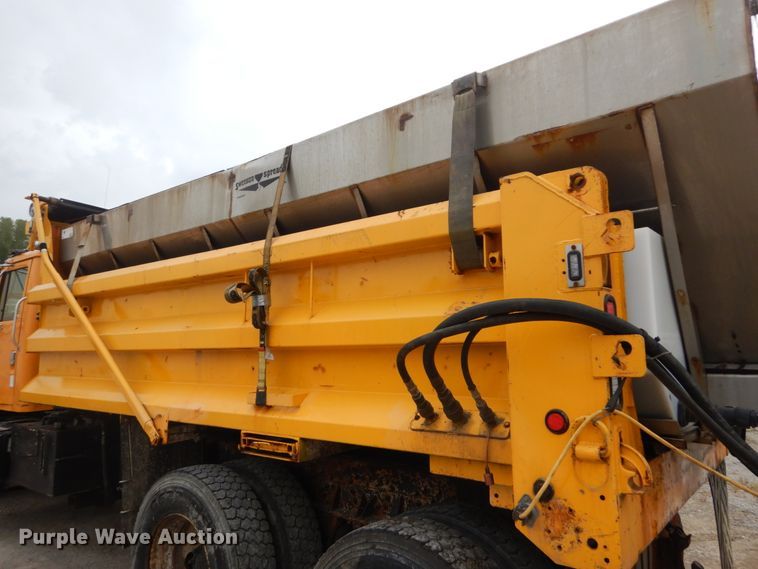 image for item GV9215 2002 International 2554  dump truck