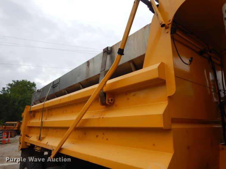 image for item GV9215 2002 International 2554  dump truck