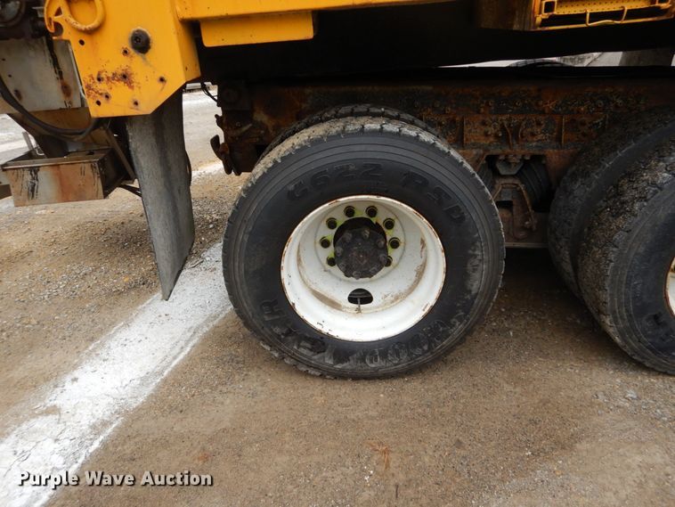 image for item GV9215 2002 International 2554  dump truck