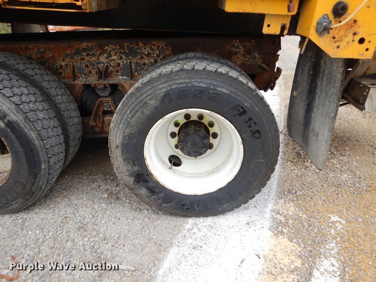 image for item GV9215 2002 International 2554  dump truck