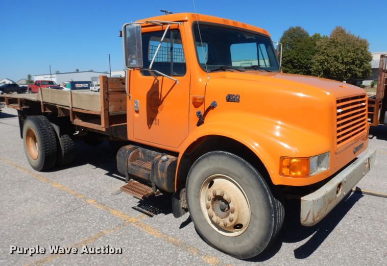 image for item HA9466 1995 International 4700  flatbed truck