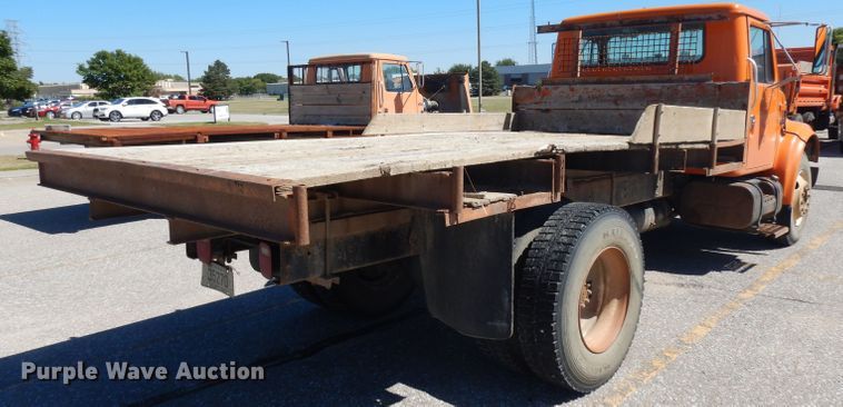 image for item HA9466 1995 International 4700  flatbed truck
