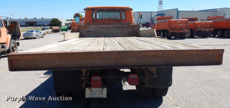 image for item HA9466 1995 International 4700  flatbed truck