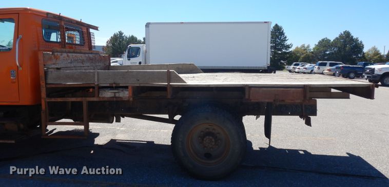 image for item HA9466 1995 International 4700  flatbed truck