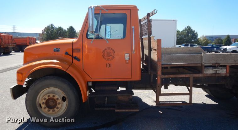 image for item HA9466 1995 International 4700  flatbed truck