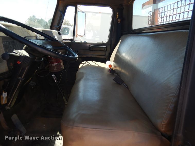 image for item HA9466 1995 International 4700  flatbed truck