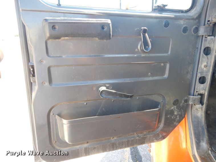 image for item HA9466 1995 International 4700  flatbed truck