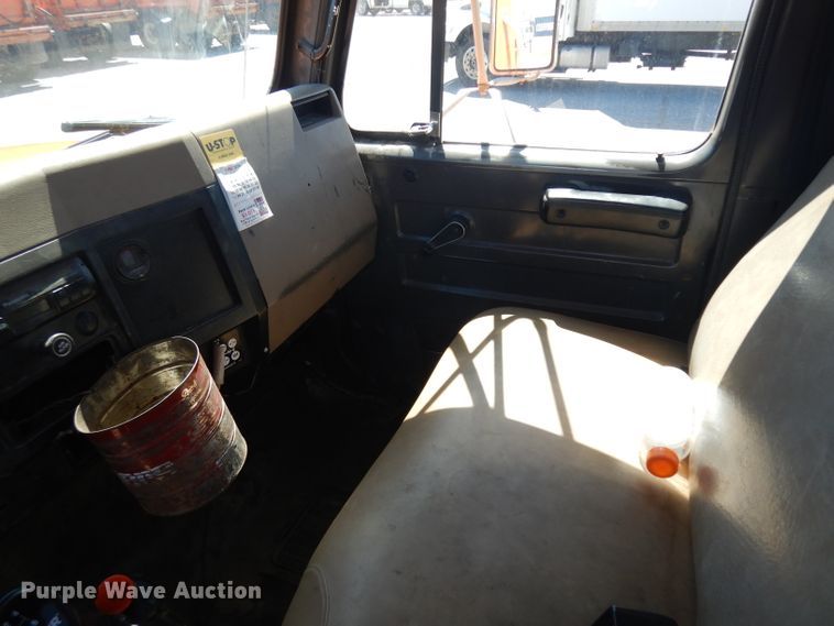 image for item HA9466 1995 International 4700  flatbed truck