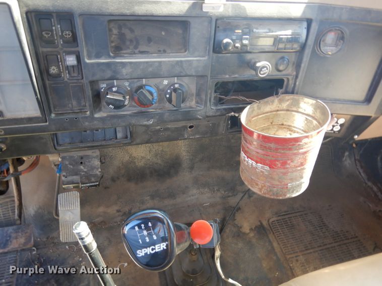 image for item HA9466 1995 International 4700  flatbed truck