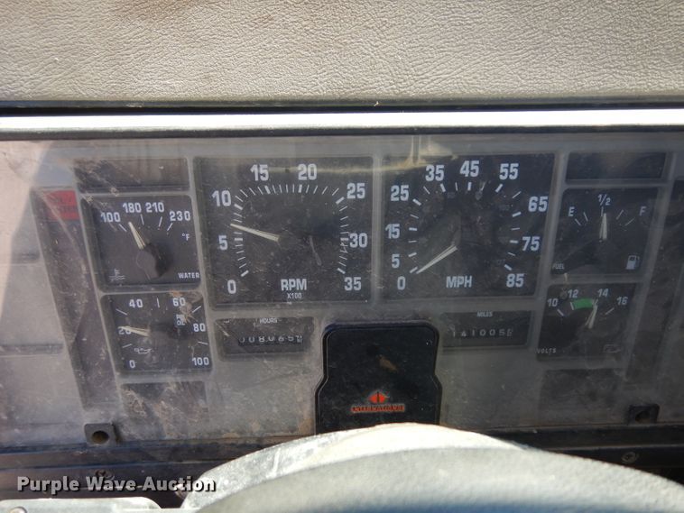 image for item HA9466 1995 International 4700  flatbed truck