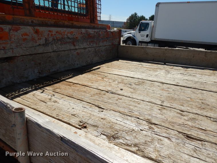 image for item HA9466 1995 International 4700  flatbed truck