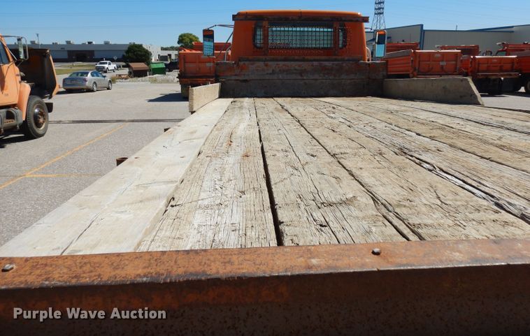 image for item HA9466 1995 International 4700  flatbed truck